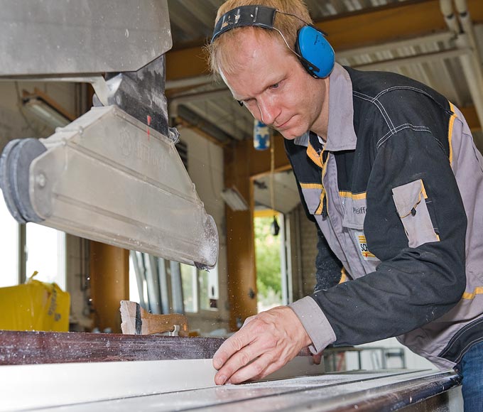 Herr Pfeiffer bei Arbeiten in der Werkstatt.