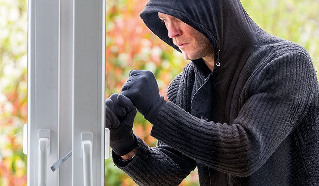 Einbrecher hebelt gekipptes Fenster auf