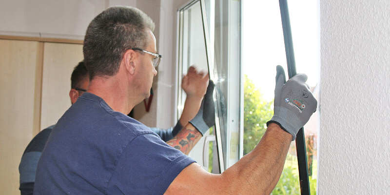 SCHWARZE Team beim Fenster Glastausch.