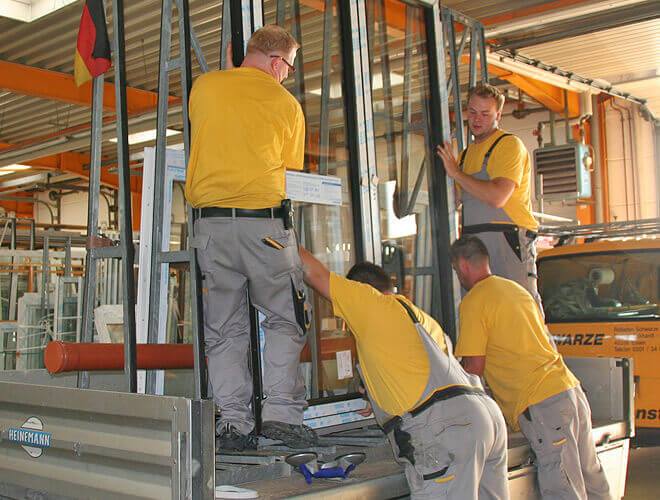 SCHWARZE Team beim Verladen von neuen Fenstern