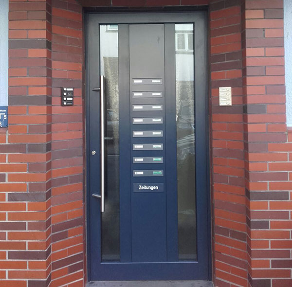 Haustür mit Seitenteilen und integrierter Hausnummer