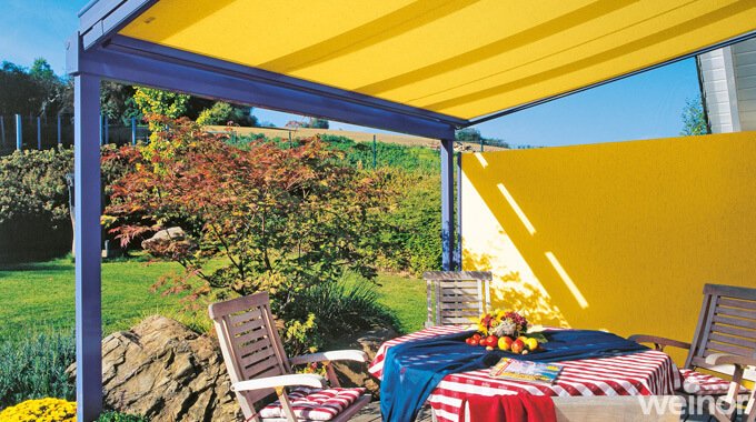 Terrassendach mit blauem Gestell und gelben Tüchern